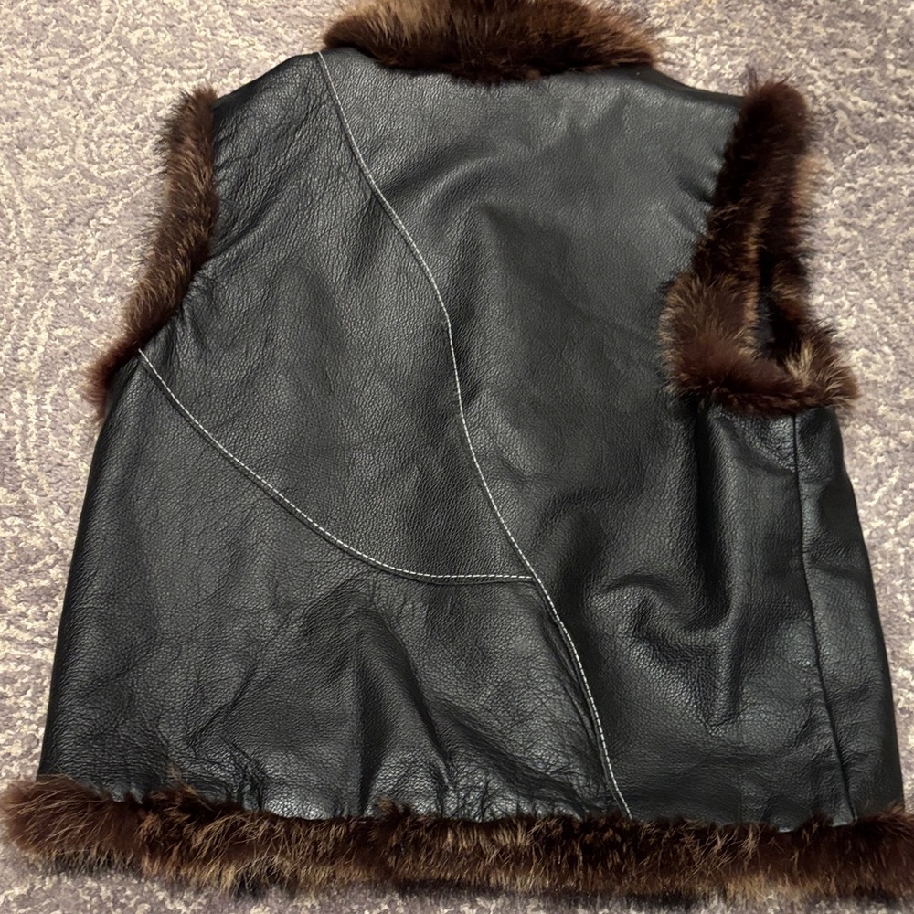 Black 100% Leather Vest with Real Brown Fur Trim in L - Picture 6 of 10